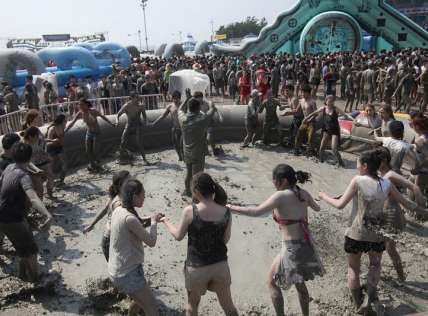 Lễ hội bùn Boryeong mùa hè Hàn Quốc